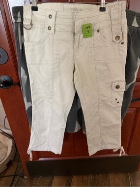 Revolt cream cargo pants/capri's NWOT size 9 $15